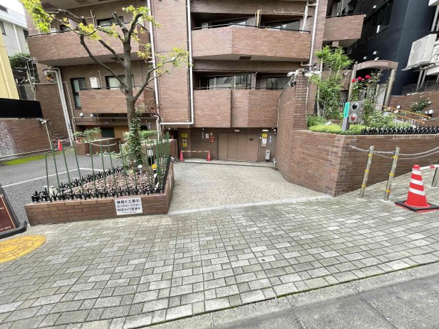 日神パレステージ西麻布の駐車場