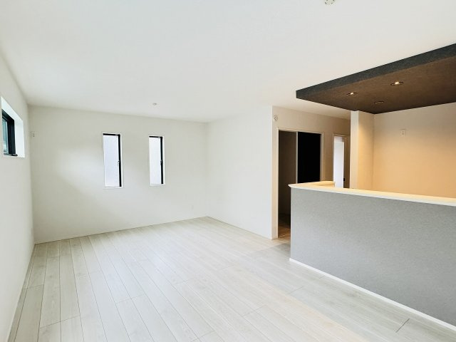 八王子市　兵衛　新築一戸建ての居間・リビング|～17.75帖の明るく開放感のあるLDK、家族団欒の時間をお過ごしいただけます～