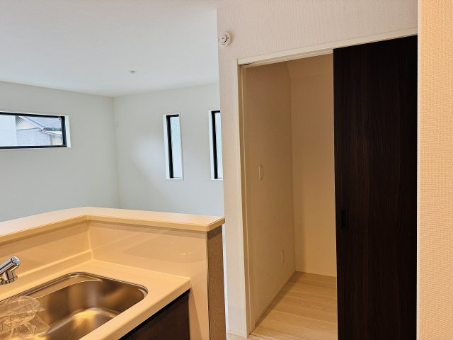 八王子市　兵衛　新築一戸建ての収納|～キッチン横には大型パントリー～
