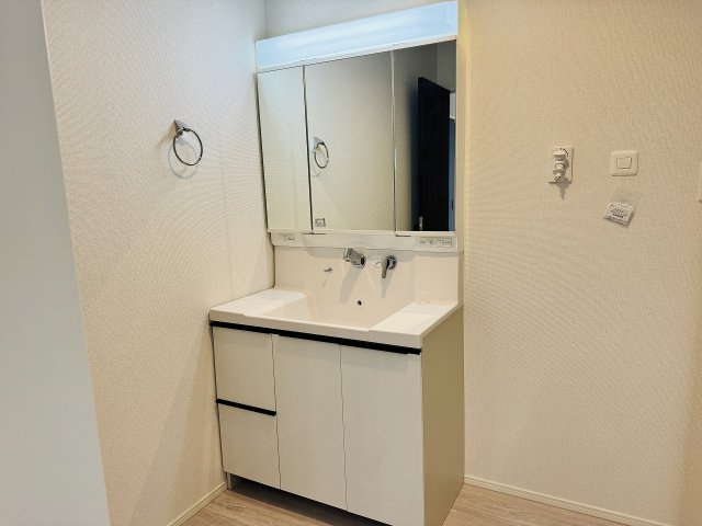 八王子市　兵衛　新築一戸建ての独立洗面台|～３面鏡付きの独立洗面台　細々している物をスッキリ収納出来ます～
