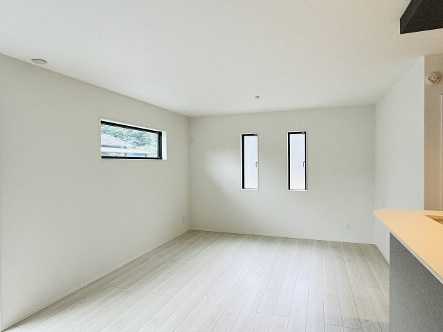 八王子市　兵衛　新築一戸建ての居間・リビング|～17.75帖の明るく開放感のあるLDK、家族団欒の時間をお過ごしいただけます～