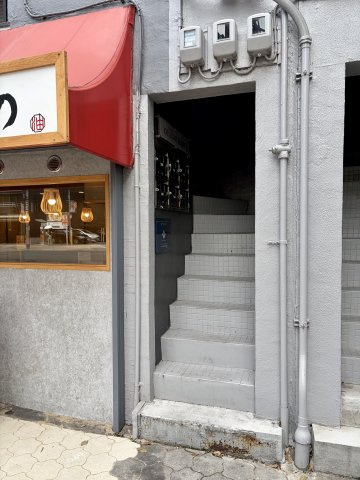 大阪市北区松ケ枝町の店舗事務所のエントランス