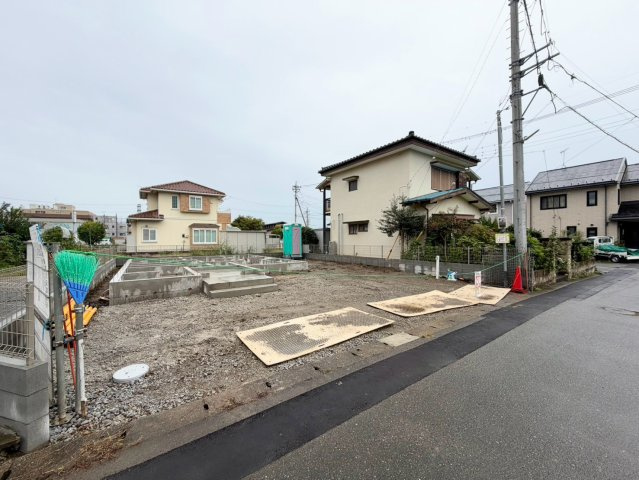 【間取り】 | 高崎市浜尻町　築住宅 | パントリー付き約16畳のLDKや1階の洋室に加え、全居室に物入を備え、バルコニーも完備した収納充実の快適な4LDKです！