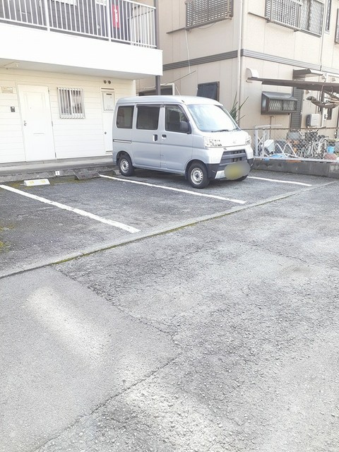 早津崎コーポの駐車場|車をお持ちの方に嬉しい駐車場付きの物件です