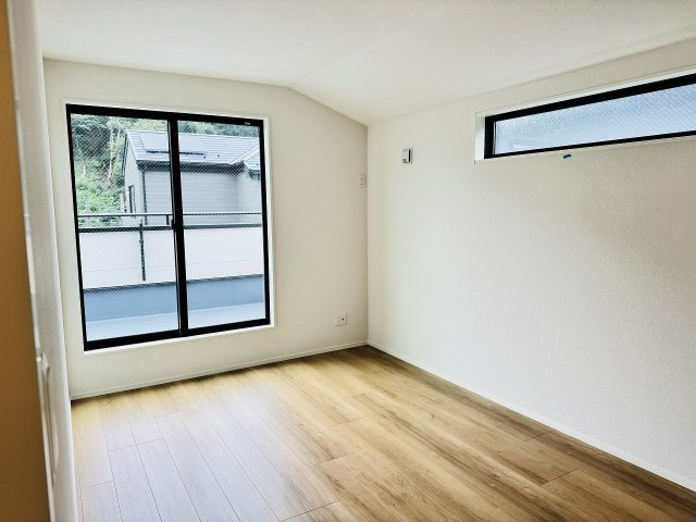 八王子市　兵衛　新築一戸建ての寝室|～2階バルコニーに面している7.5帖の主寝室～