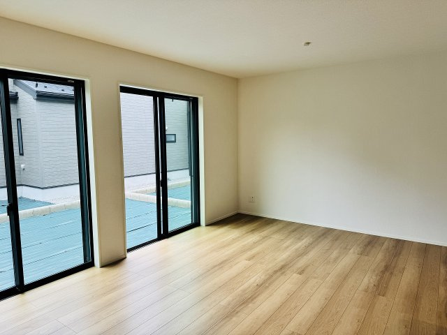 八王子市　兵衛　新築一戸建ての居間・リビング|～18.0帖の明るく開放感のあるLDK、家族団欒の時間をお過ごしいただけます～