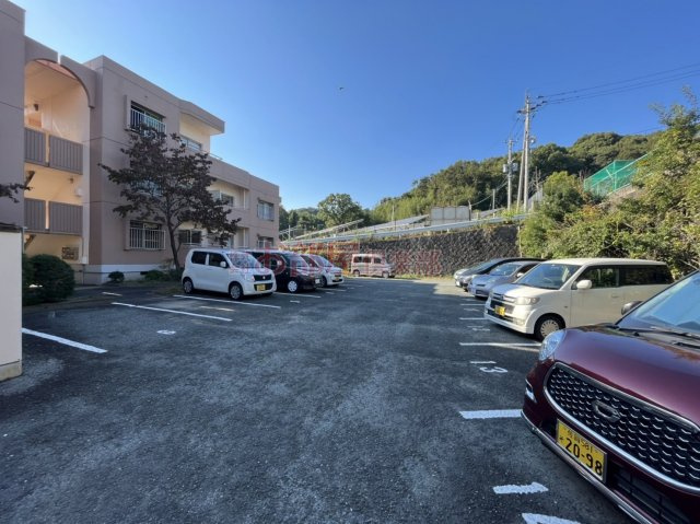 村田松原ハイツC棟の駐車場|カースペースがあります