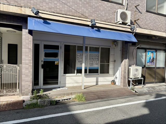大阪市西成区聖天下１丁目の店舗事務所のエントランス