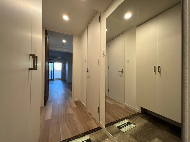 RISING MAISON 本町橋（旧名称：レオンコンフォート本町橋）の玄関