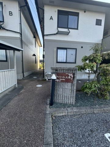 ファミール上条の駐車場
