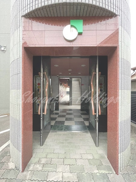 平塚市桃浜町の賃貸マンションのエントランス