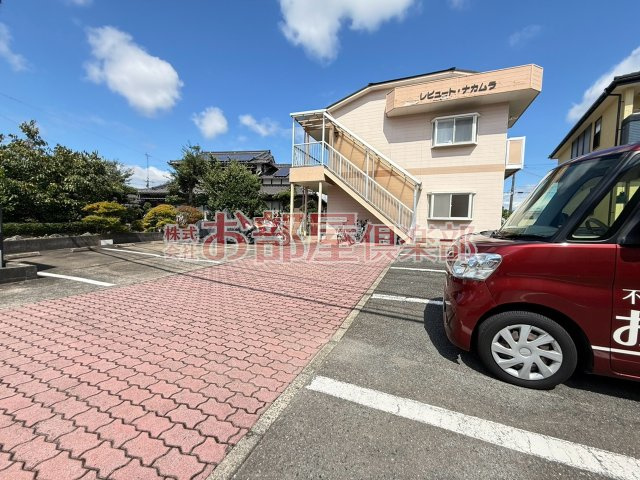 レピュート中村の駐車場|車をお持ちの方に嬉しい駐車場付きの物件です