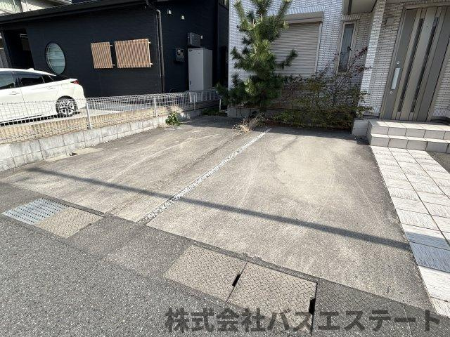 町坪　中古一戸建ての駐車場