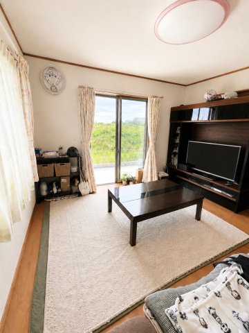 大塩町　中古一戸建ての居間・リビング|広々17帖のLDKです