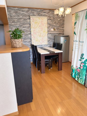 大塩町　中古一戸建てのその他|家族で団らん出来る日当たりの良いリビングです