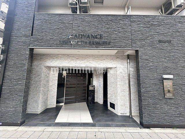 アドバンス西梅田ラシュレのエントランス