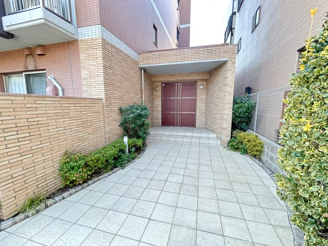 メゾンドール天下茶屋のエントランス