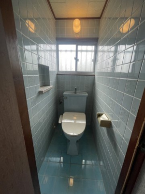 【トイレ】 | OC物件！千葉県成田市成井 | 温水洗浄便座を完備した、清潔感のある明るいトイレ空間。