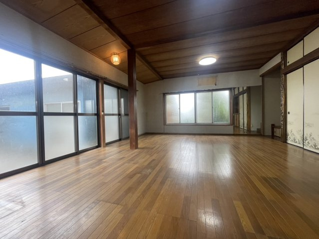【居間・リビング】 | OC物件！千葉県成田市成井 | 風が通り抜ける大きな開口部を備えたゆとりの居室スペース。