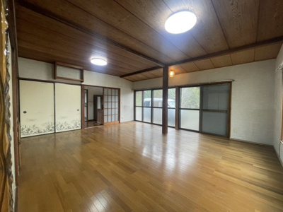 【居間・リビング】 | OC物件！千葉県成田市成井 | 木の温もりが感じられる室内。窓が多く明るい空間です。