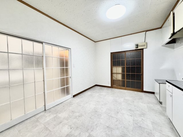 【キッチン】 | OC物件！千葉県成田市成井 | 明るい色調のクロスとフロアに張り替え済みの綺麗な室内です。