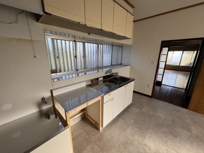 【キッチン】 | OC物件！千葉県成田市成井 | 居室との行き来がしやすく、作業面も確保されたキッチンです。