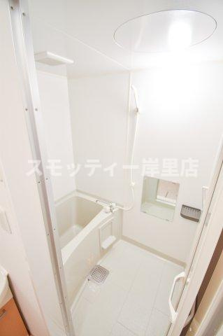 COZY岸里の浴室