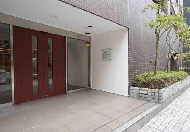 中央区新川２丁目の賃貸マンションのエントランス