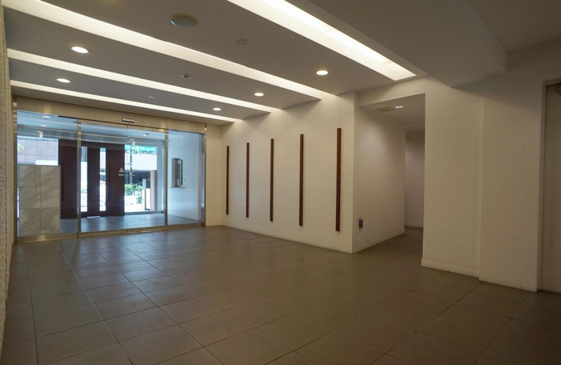 中央区新川２丁目の賃貸マンションのロビー