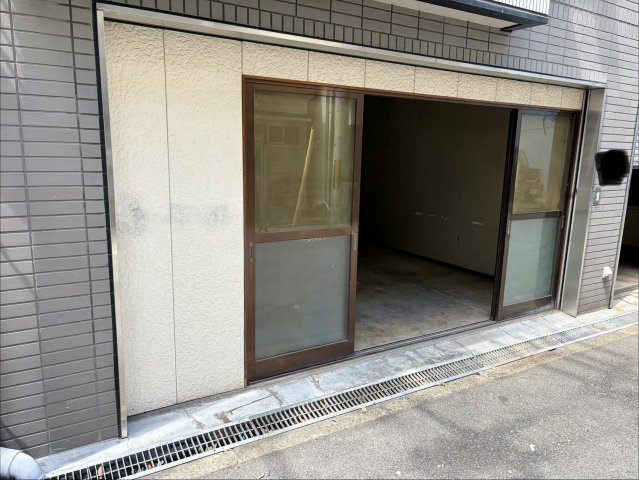 大阪市港区弁天４丁目の店舗事務所のエントランス