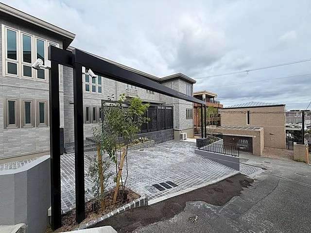 芦屋市東芦屋町のアパートのエントランス