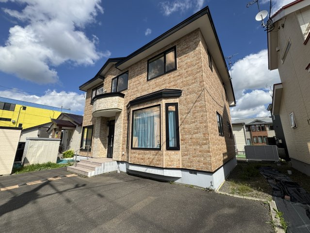 昭和中央【1,800万円・4LDK駐車スペース充実！】南西向き明るい住まいの外観|落ち着いた街並みに調和する重厚感のある外観デザインです。