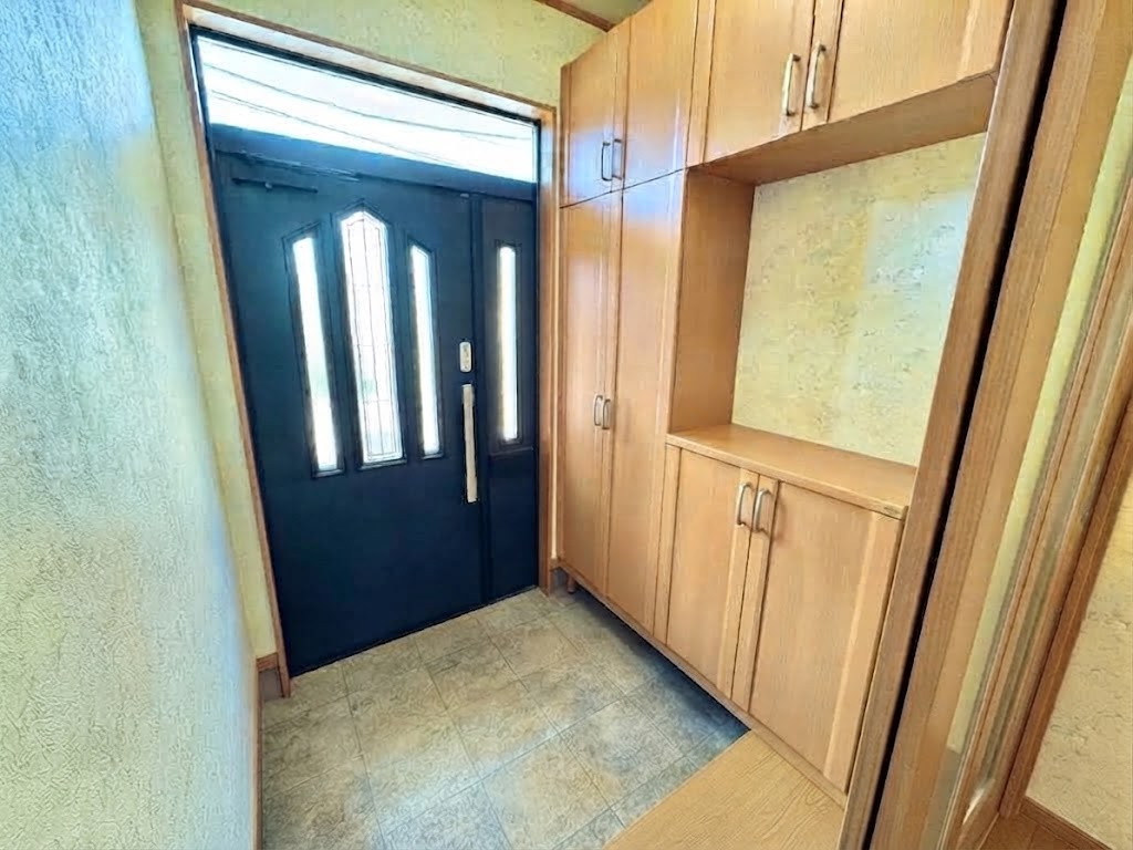 昭和中央【1,800万円・4LDK駐車スペース充実！】南西向き明るい住まいの玄関|豊富な収納と明るい光が差し込むすっきりと使い勝手の良い玄関。