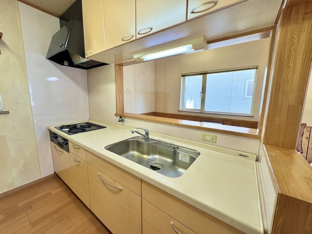 昭和中央【1,800万円・4LDK駐車スペース充実！】南西向き明るい住まいのキッチン|対面キッチンで会話弾む明るいLDKの住まい快適空間。
