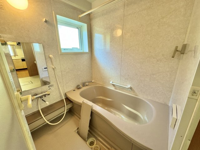 昭和中央【1,800万円・4LDK駐車スペース充実！】南西向き明るい住まいの浴室|窓から優しい光が差し込む、清潔感のある浴室です。

