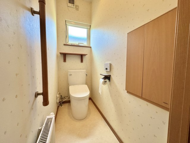 昭和中央【1,800万円・4LDK駐車スペース充実！】南西向き明るい住まいのトイレ|手すりや収納棚があり明るくすっきりと使い勝手の良いトイレ。