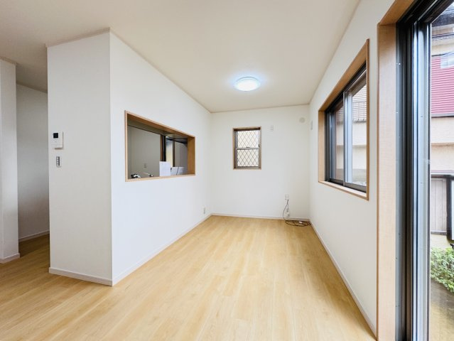 柏市東柏２丁目中古戸建の居間・リビング|15帖リビングダイニングキッチン