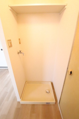 室内洗濯機置場　上部収納付き