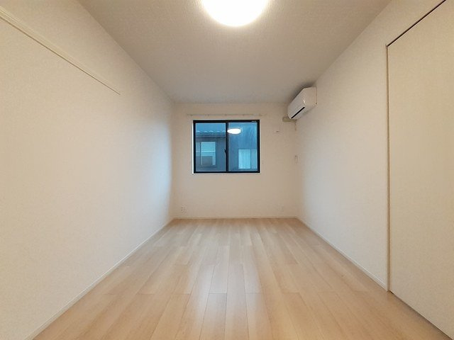 セレンディピティの内装|明るい色調の室内です