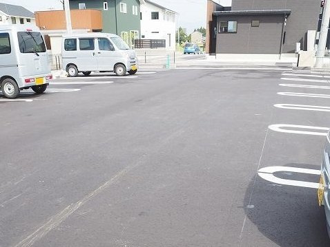 富山市婦中町中名のアパートの駐車場