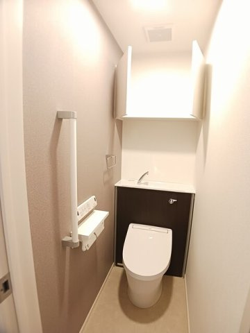 エタン・ロッシのトイレ