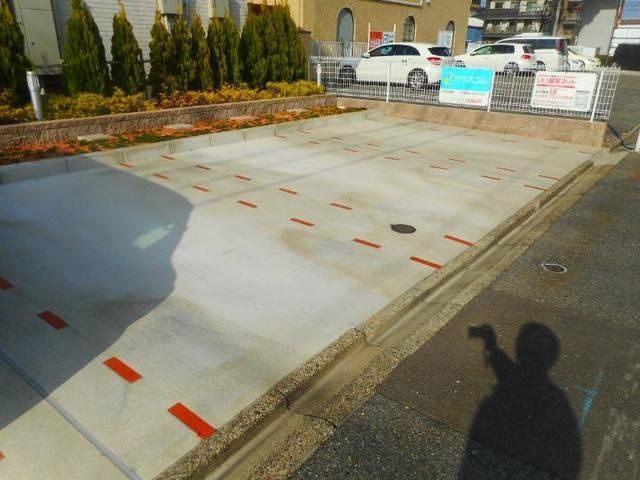 グランシュールＷＥＳＴ　Ⅱの駐車場