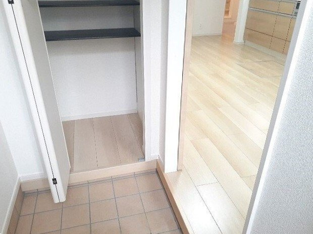 プレジールＳ岩塚の玄関