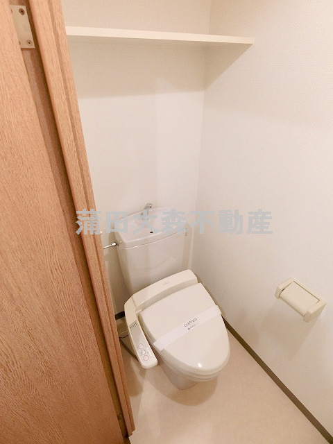 クレフォート大森のトイレ|棚と温水暖房便座付きのトイレトイレ