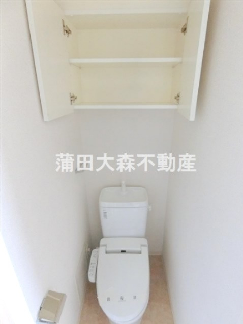 エクセルシオール羽田のトイレ|棚収納と温水洗浄便座付きのトイレ