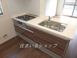 Ｆｌｏｒａ（フローラ）　Ｂ棟のキッチン|３口ガスコンロ・グリル付きシステムキッチン