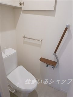 Ｆｌｏｒａ（フローラ）　Ｂ棟のトイレ|シャワートイレ・手すり・収納棚あり