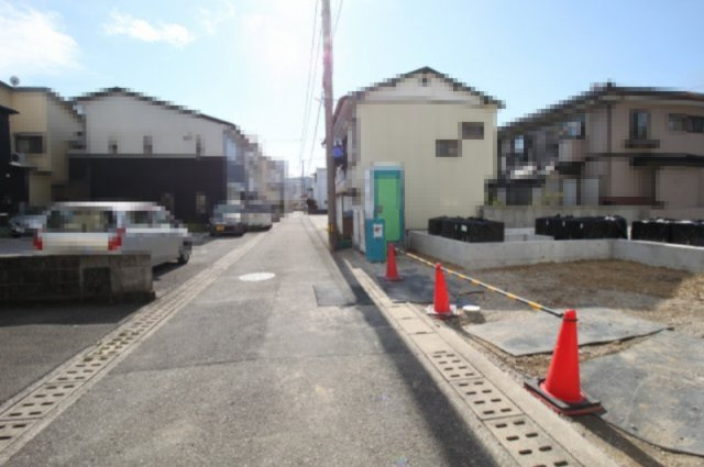 桟橋通3丁目　8期1棟1　新築戸建　の前面道路含む現地写真|【一方】　南東　幅4.0ｍ　公道　接面:10.1ｍ