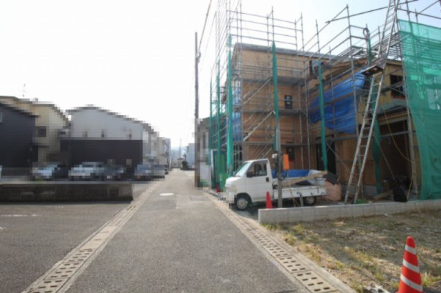 桟橋通3丁目　8期1棟1　新築戸建　の前面道路含む現地写真|【一方】　南東　幅4.0ｍ　公道　接面:10.1ｍｍ