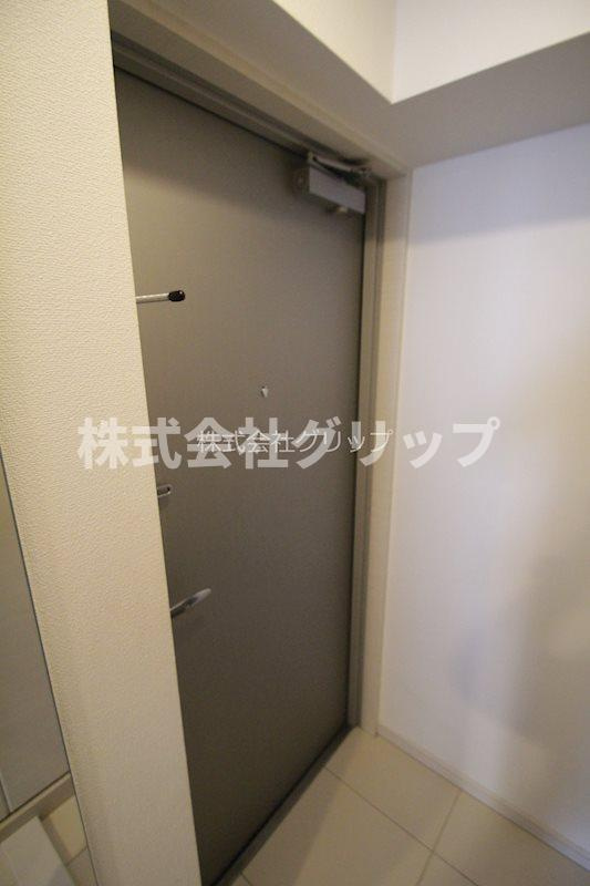 横浜市中区野毛町３丁目の賃貸マンションの玄関